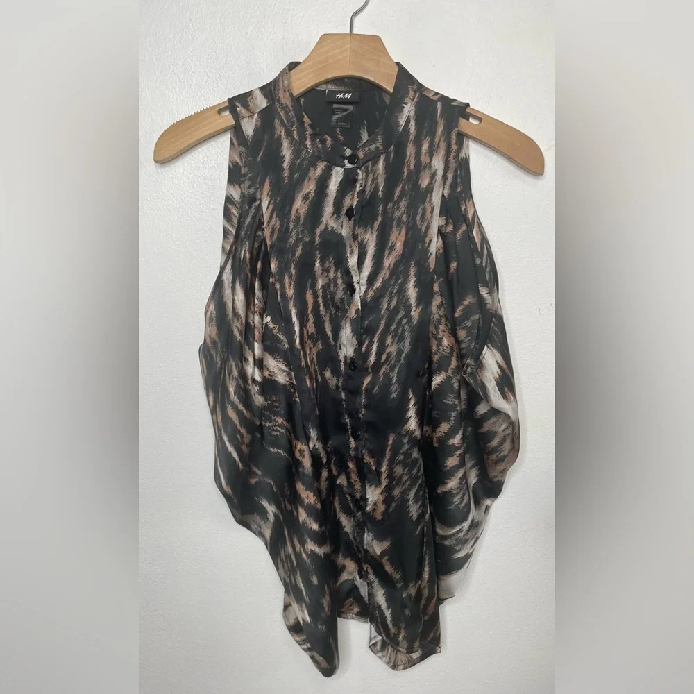 H&M Women’s Print Sleeveless Drape side Button Down Blouse. - Picture 1 of 3
